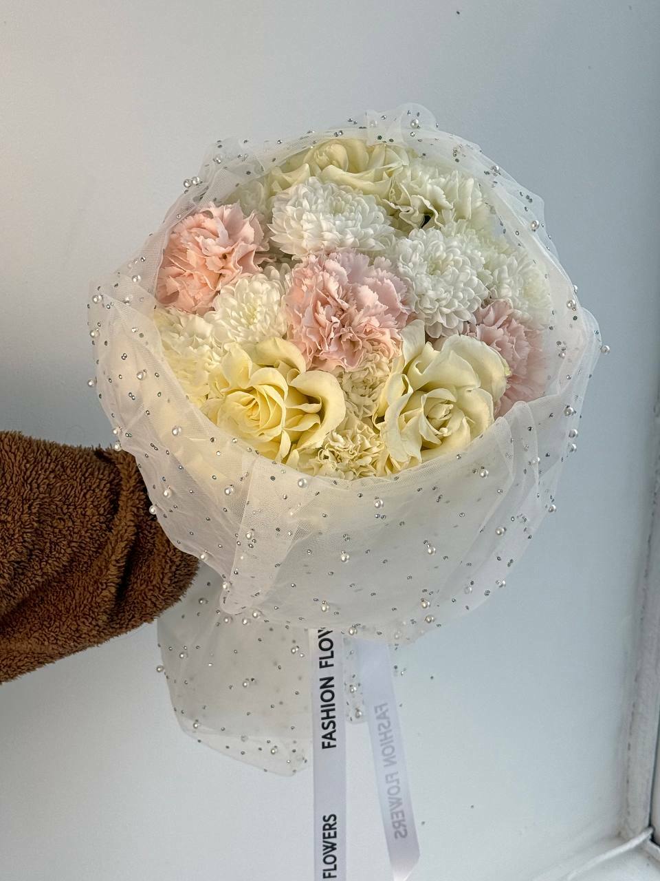 Букет в оформлении с жемчугом и стразами