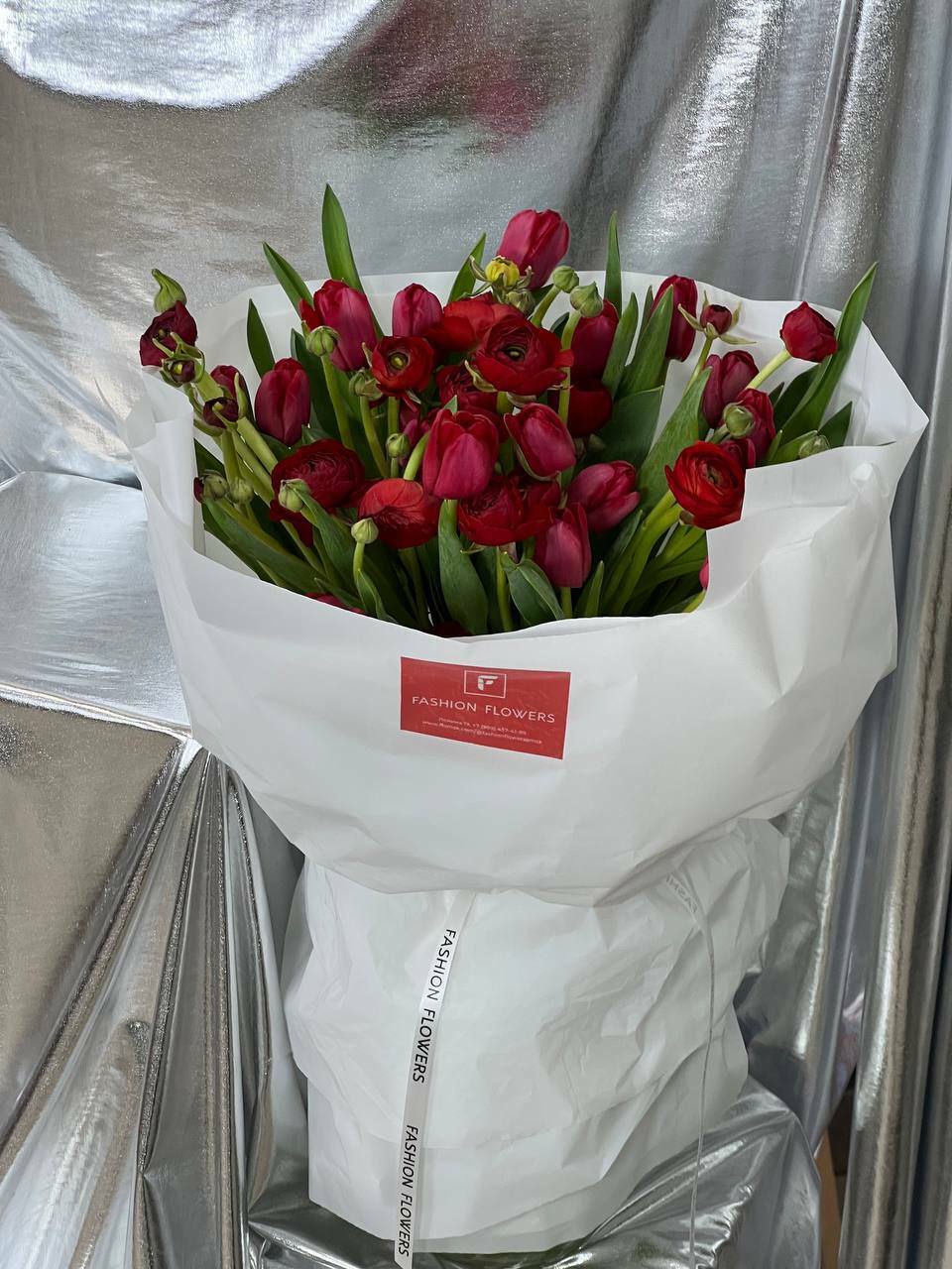 Букет из тюльпанов и ранункулюсов