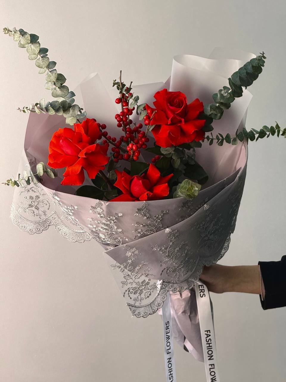 Букет из роз "Нина" в оформлении с кружевом Букет из роз "Нина" в оформлении с кружевом
