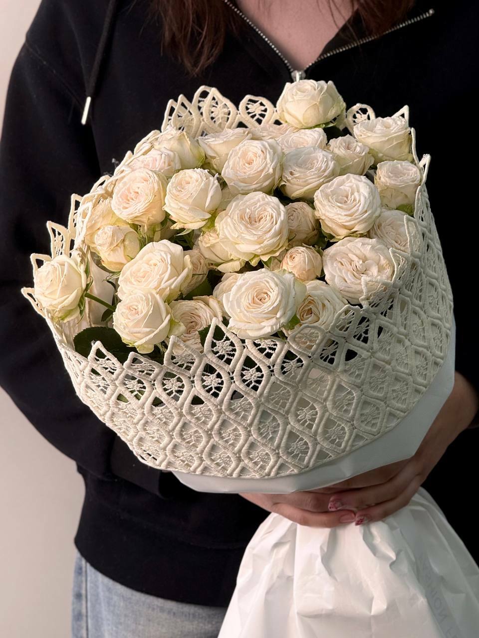 Букет с кружевом из кустовых роз