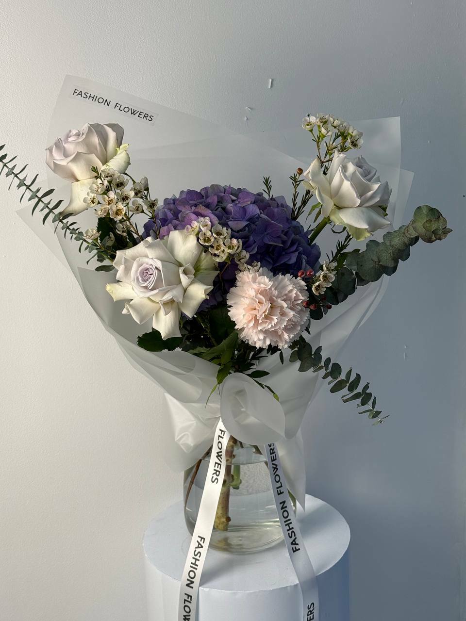 Букет с гортензией и розами Букет с гортензией и розами