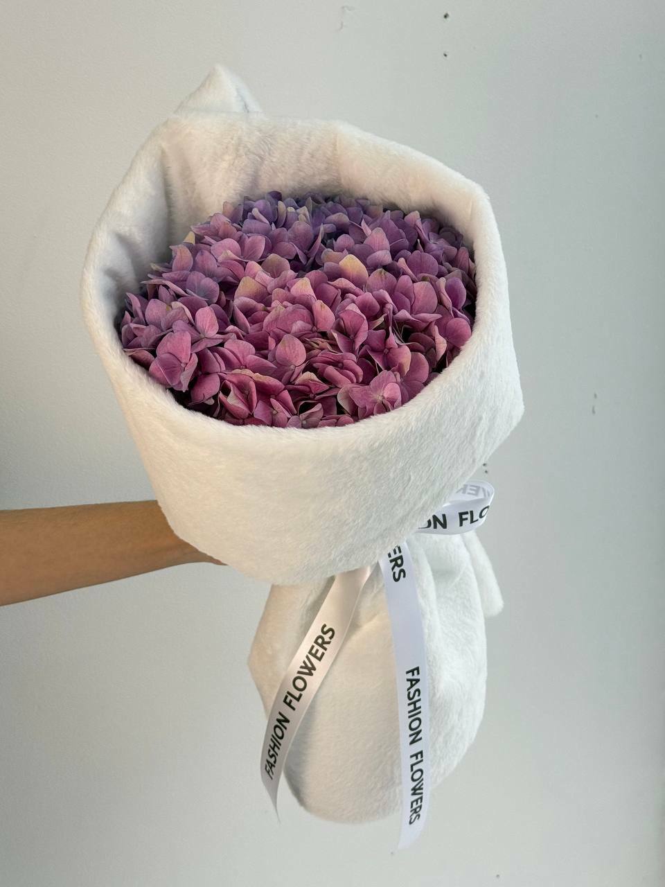 Букет с горензией в меховом оформлении